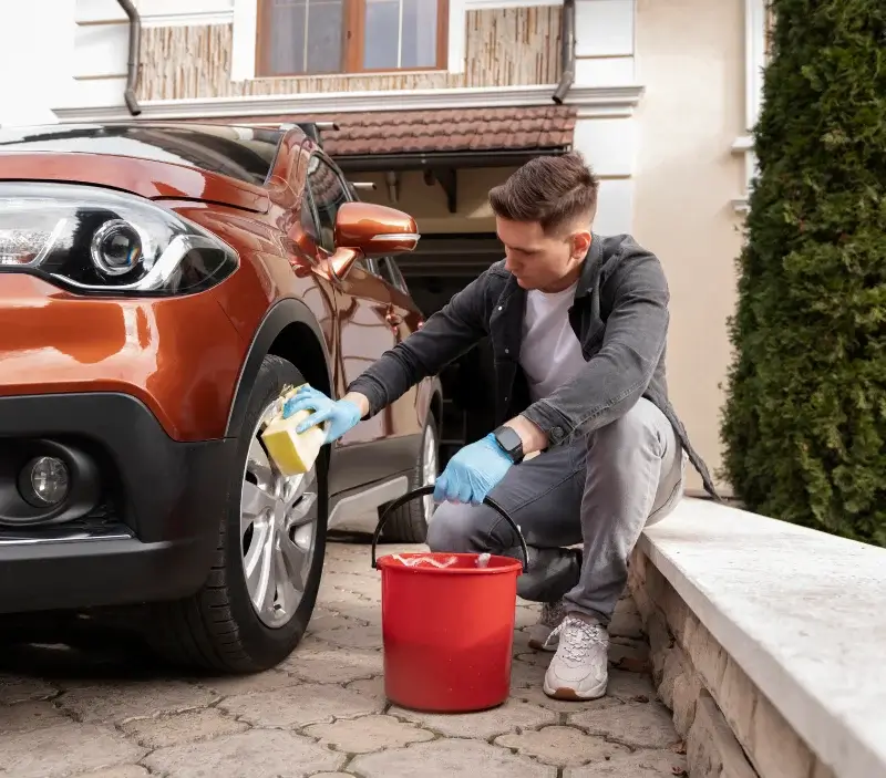 Lavage auto à domicile Néoux : professionnel intervenant sur un véhicule